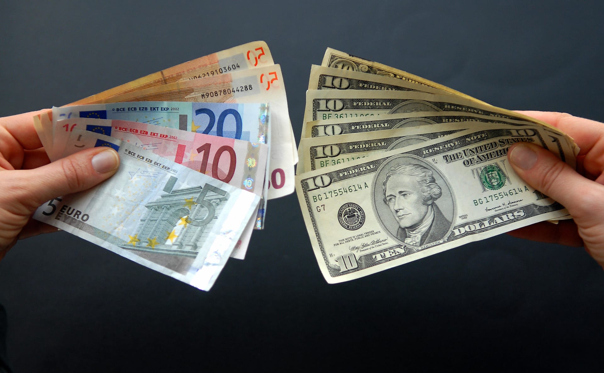 سعر الدولار واليورو في البنوك العاملة بمصر الإثنين 13 مايو